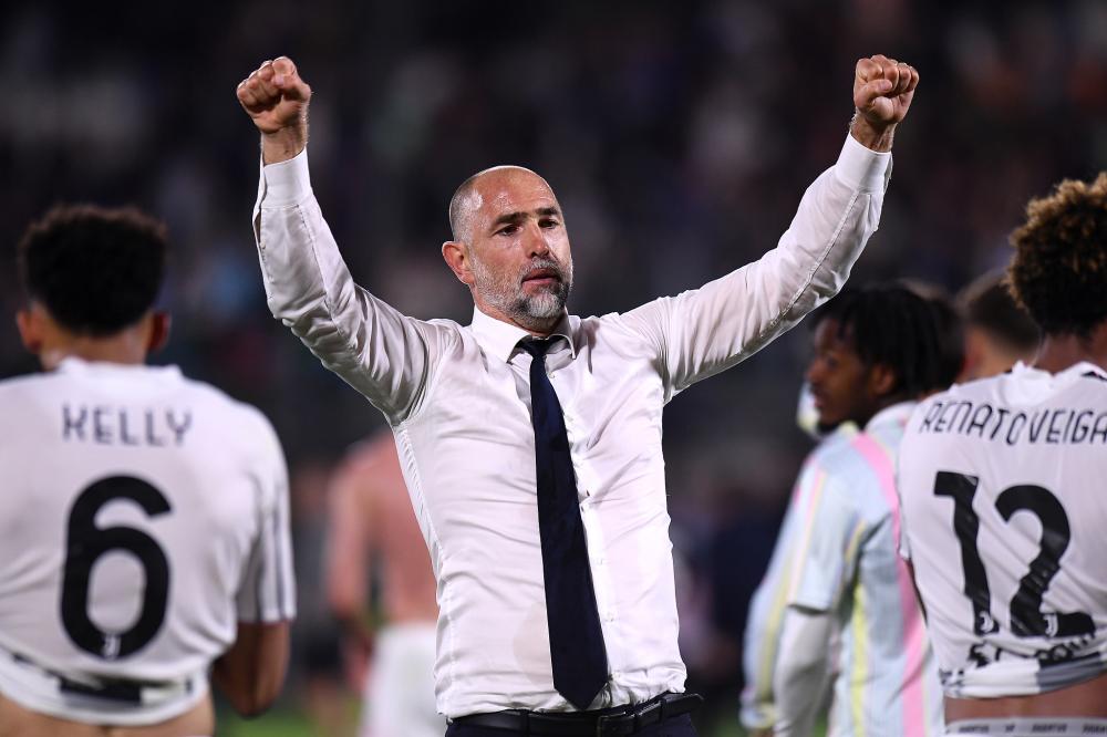 篮球火箭球队进攻端出现默契配合